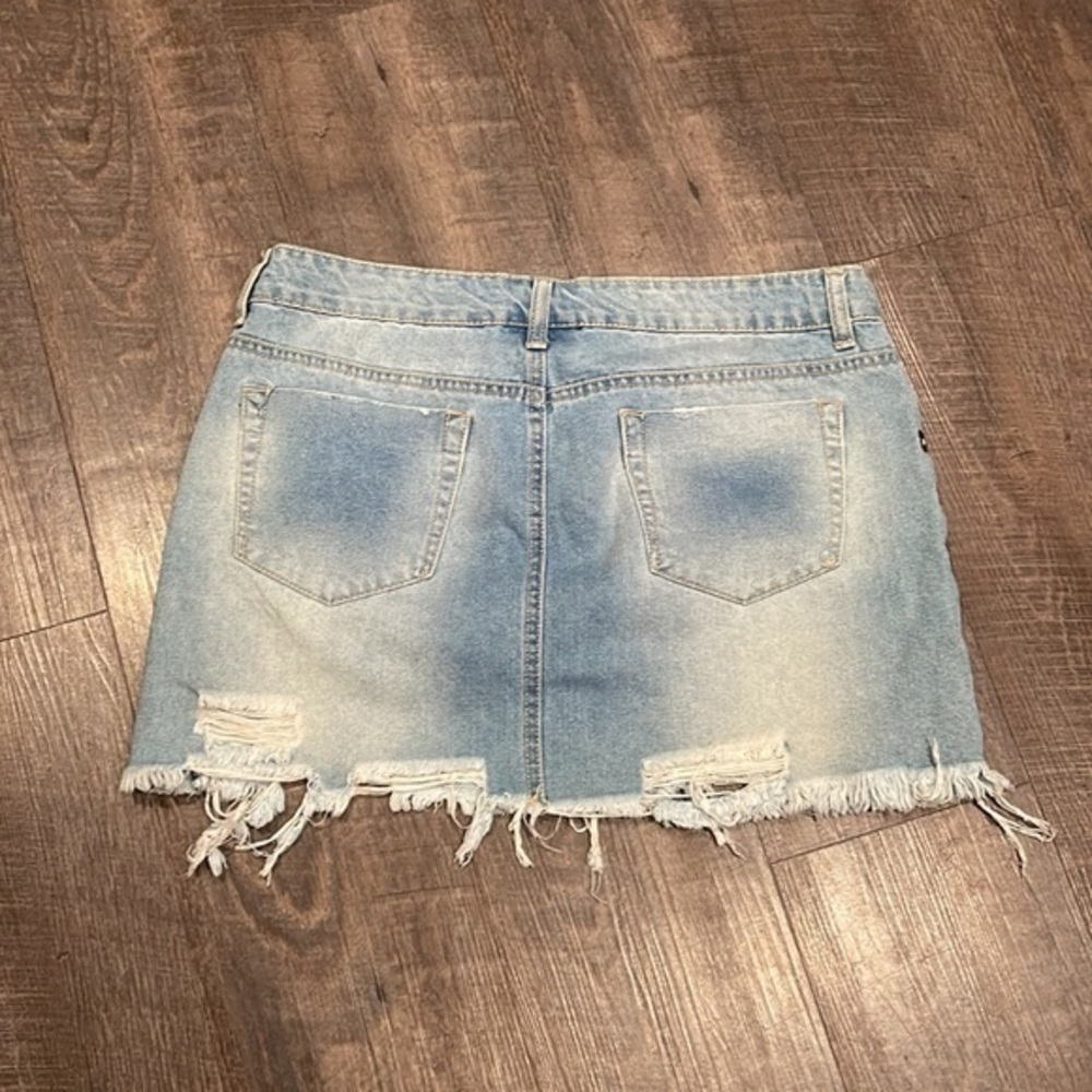 LITZ GROMMET DISTRESSED MINI SKIRT - Picture 3 of 4